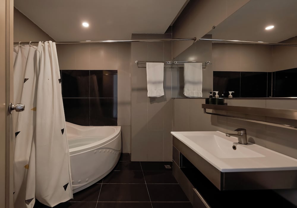 The One Premium Hotel. 49/51