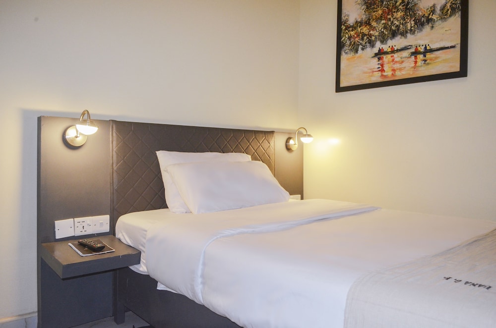 Dana Hotel 13/33