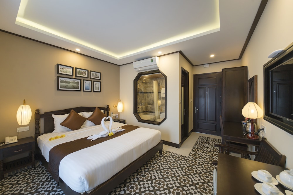 Golden Bell Backpacker Hotel and Pool Bar 41/59