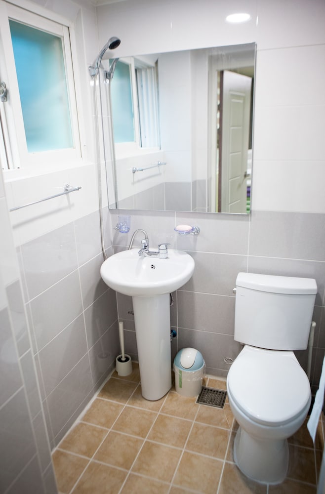 1 BEDROOM, FAMILY, GARDEN AREA