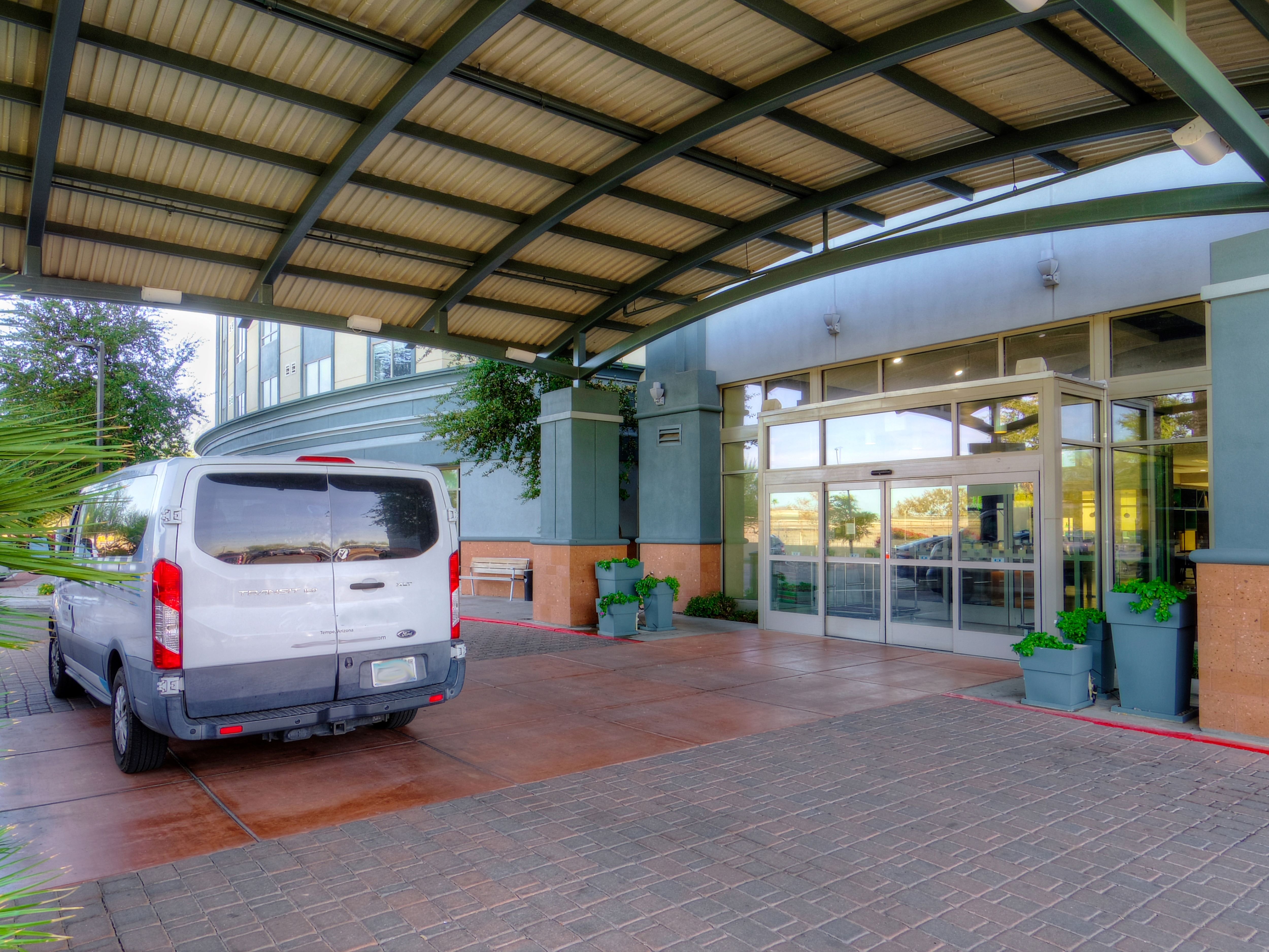 Holiday Inn & Suites Phoenix Airport 70/79
