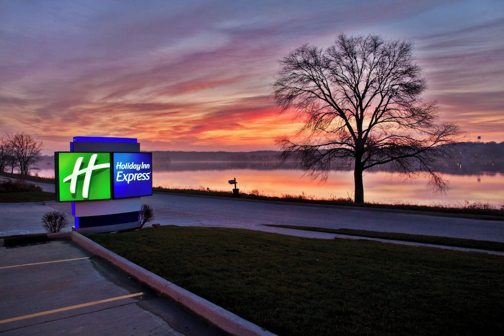 Holiday Inn Express Le Claire Riverfront-Davenport 64/66