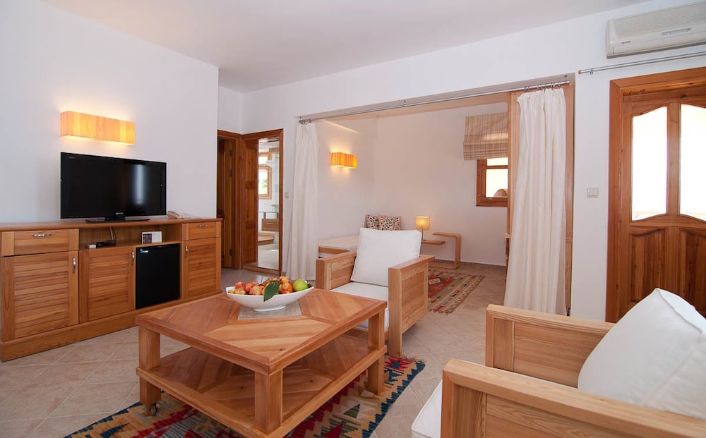 Lycia Hotel 36/65