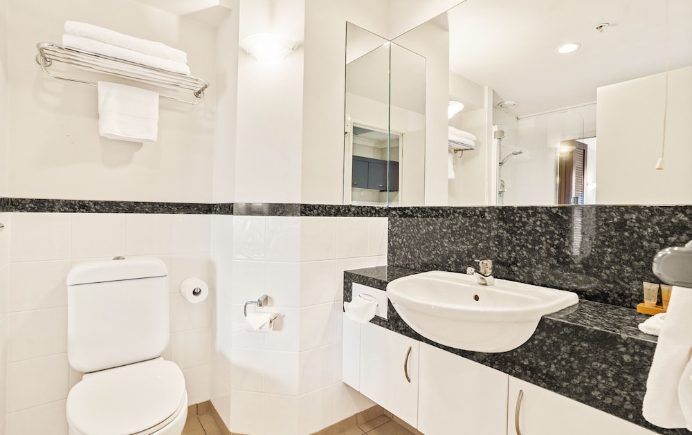 Parkside Hotel and Apartments 23/74