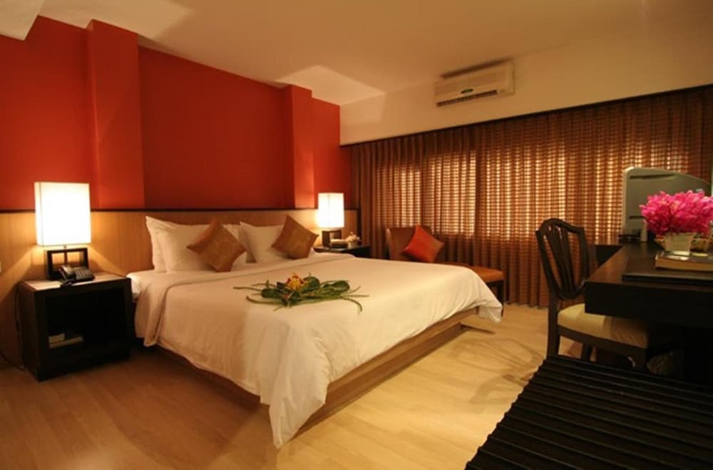 Rose Hotel 19/50