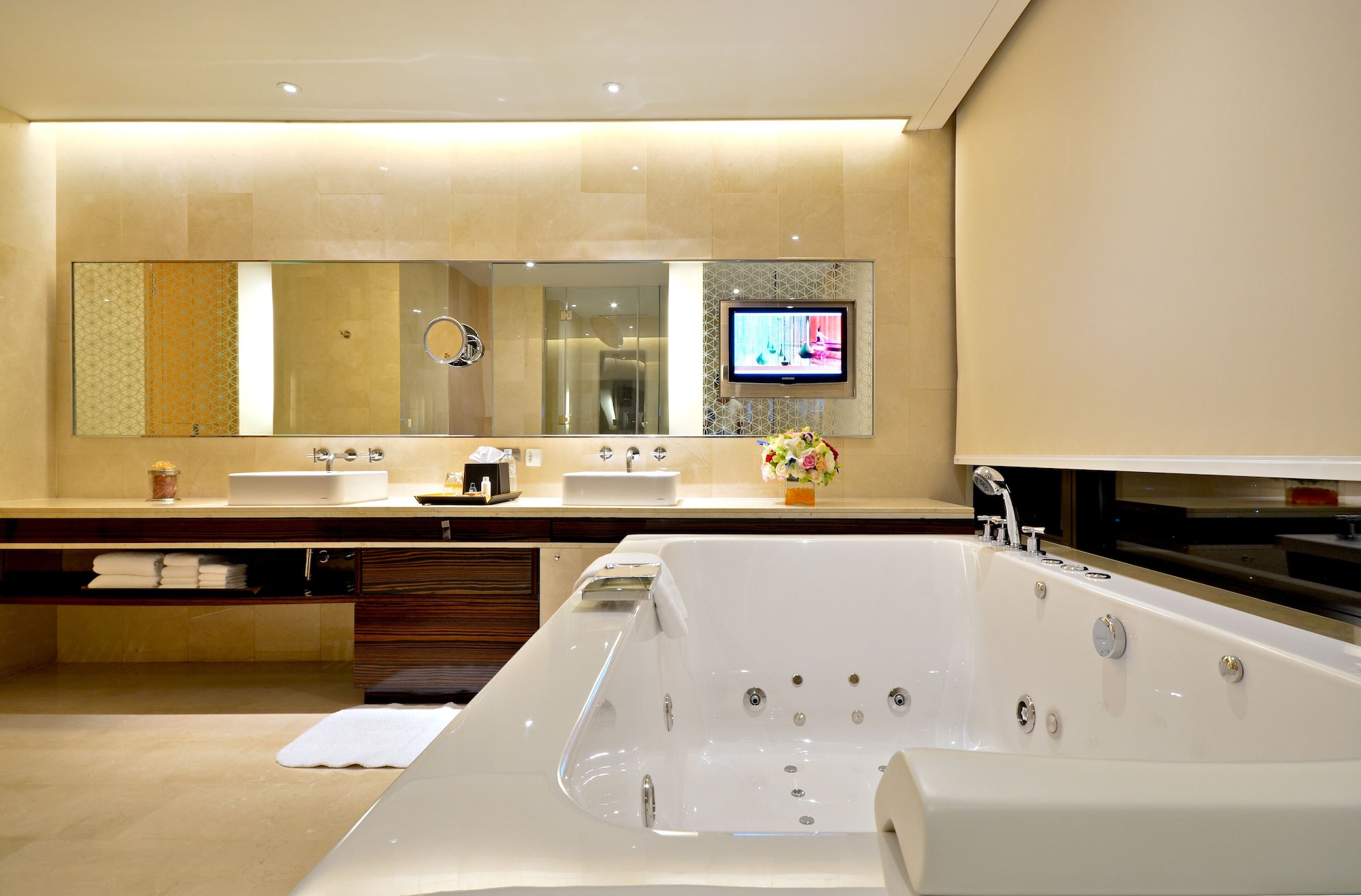 جناح كلوب بسريرين مزدوجين بـ3 غرف نوم، Renaissance Bangkok Ratchaprasong Hotel 8/9