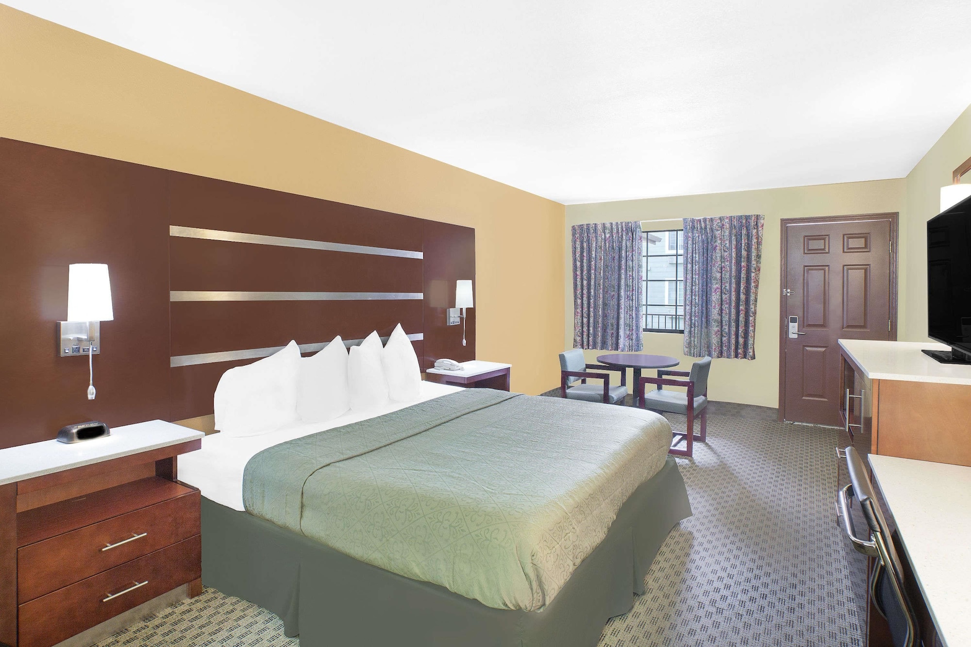 غرفة بسرير كينج