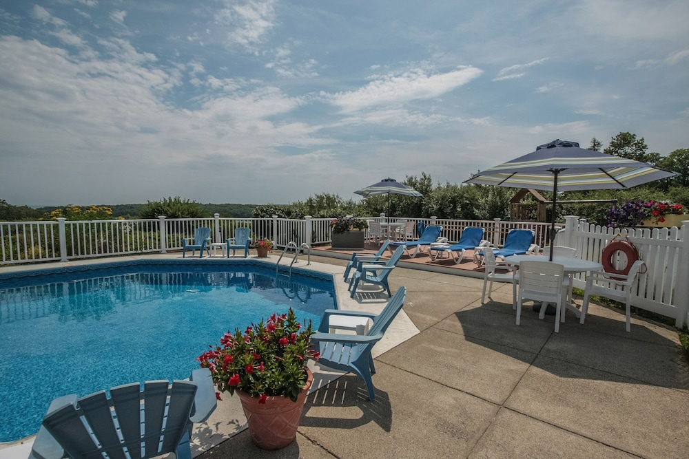Glen Cove Inn and Suites 35/50