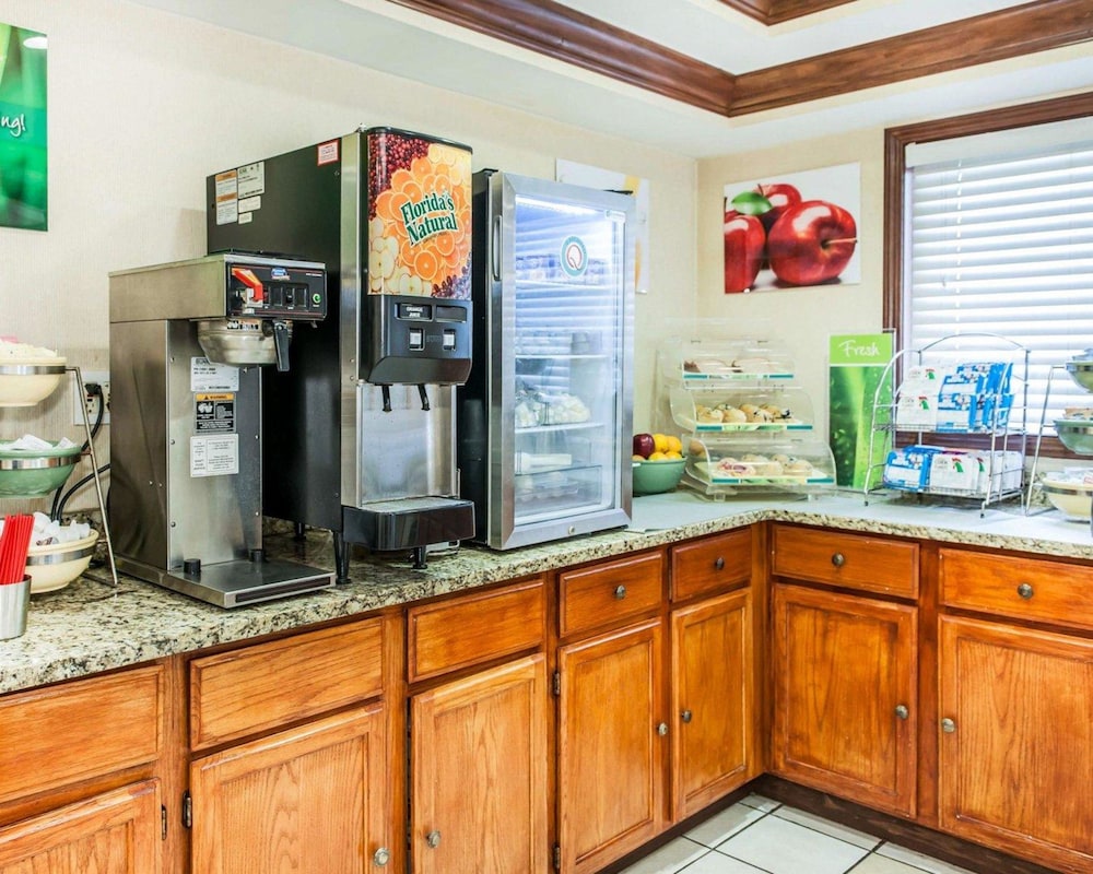 Quality Inn South Indianapolis, IN 33/35