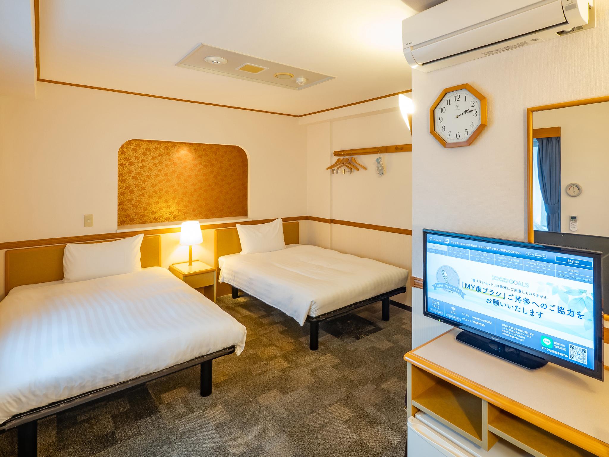 ROOM, TWIN BEDS