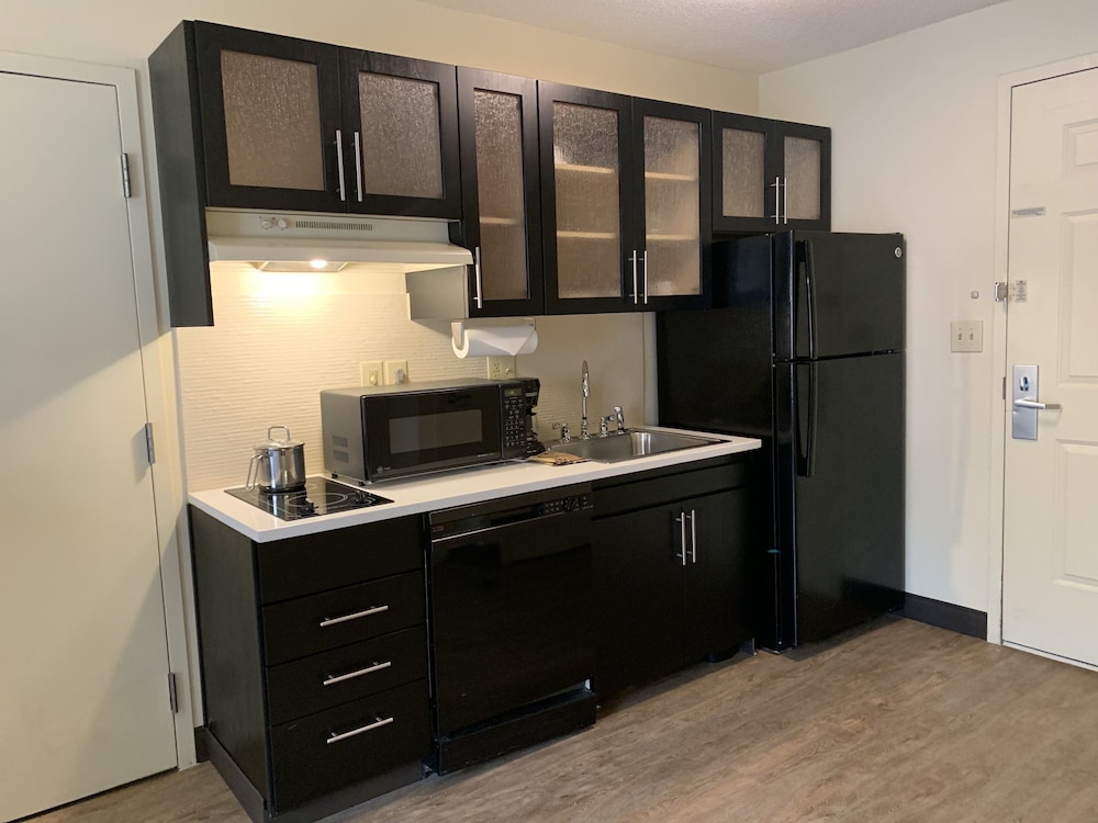 CANDLEWOOD SUITES RALEIGH CRABTREE 9/57