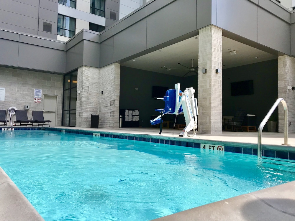 Holiday Inn & Suites Nashville Downtown Broadway 7/82