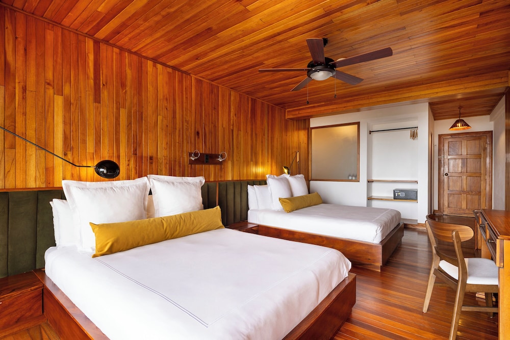 Peninsula, 2 Queen Beds