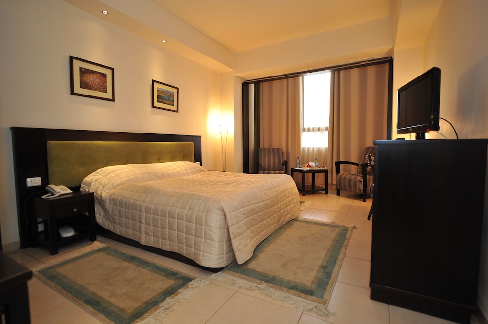 FAMILY, 1 DOUBLE AND 1 SINGLE BED