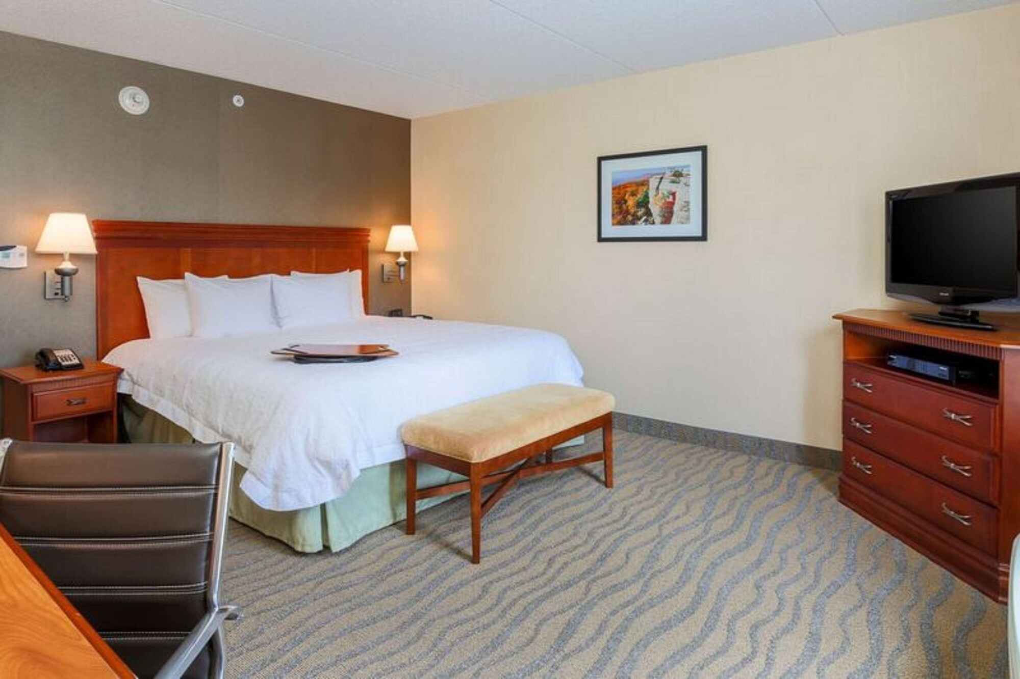 غرفة قياسية بسرير كينج، Hampton Inn & Suites Poughkeepsie 2/9