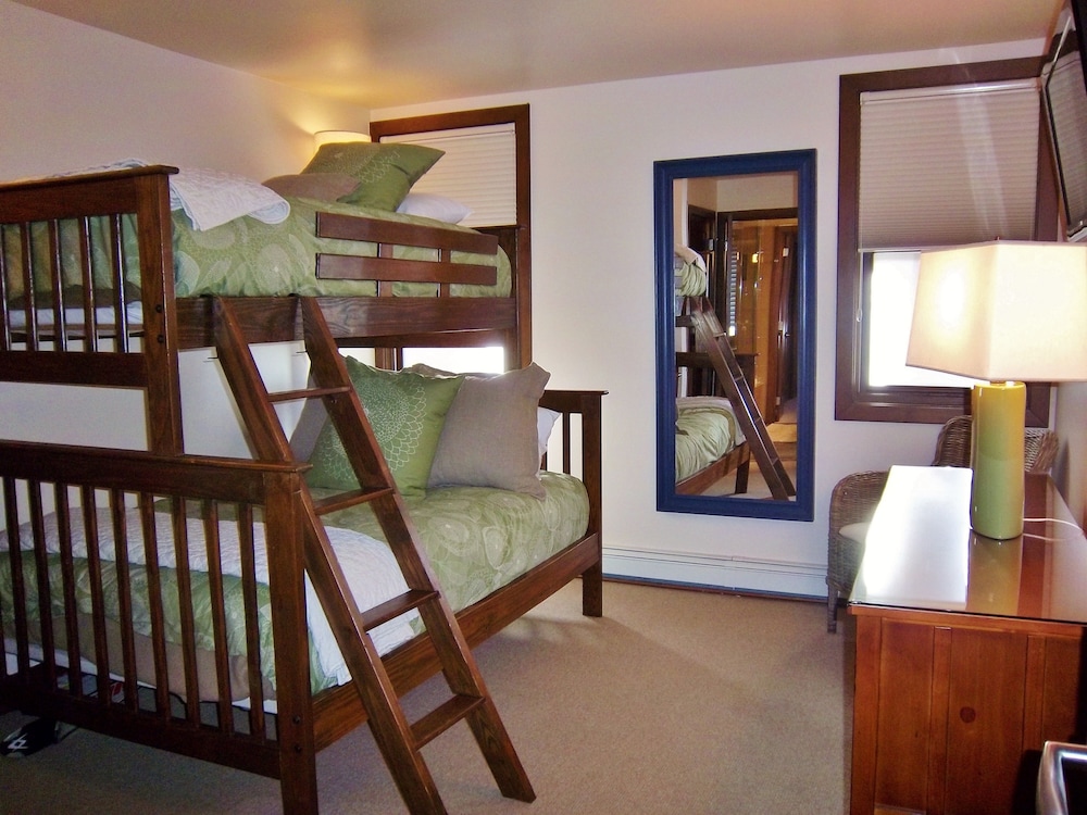 Woodrun Place Condominiums &amp; Residences 32/38