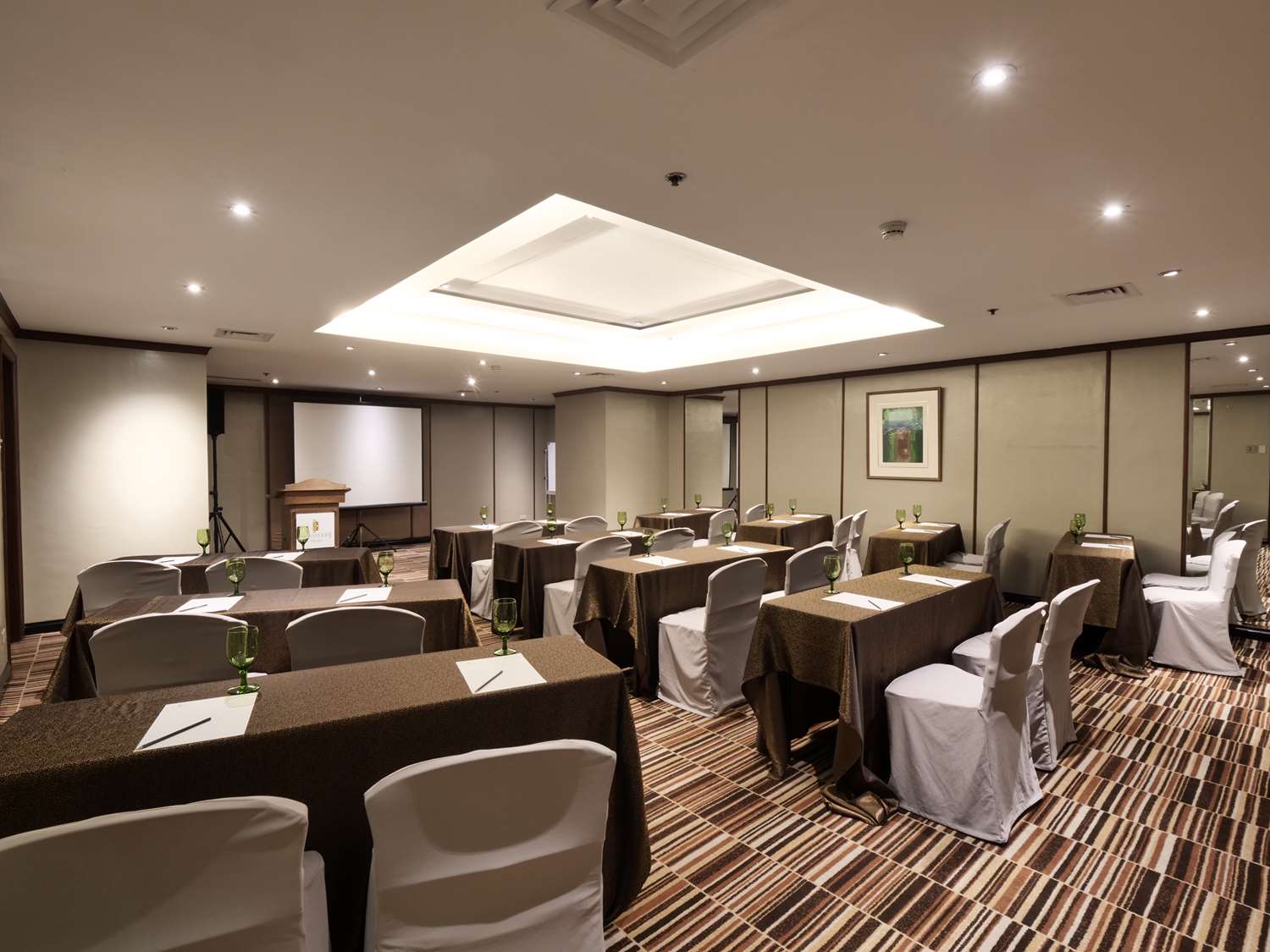 Discovery Suites 48/51