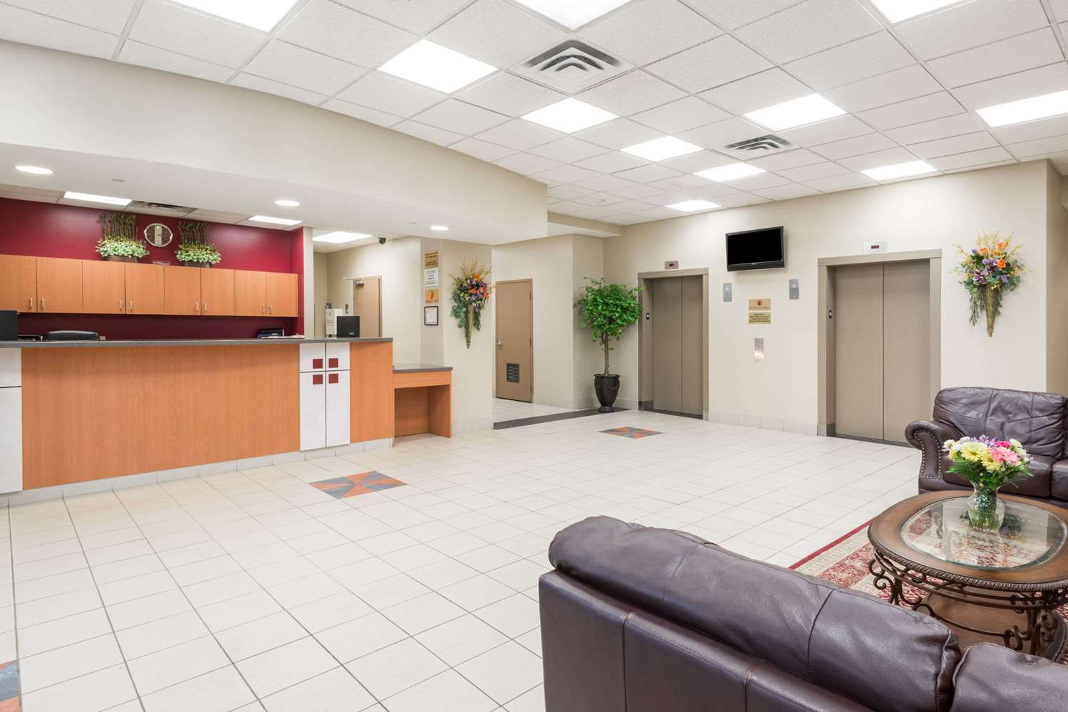 Super 8 By Wyndham Mississauga 3/22