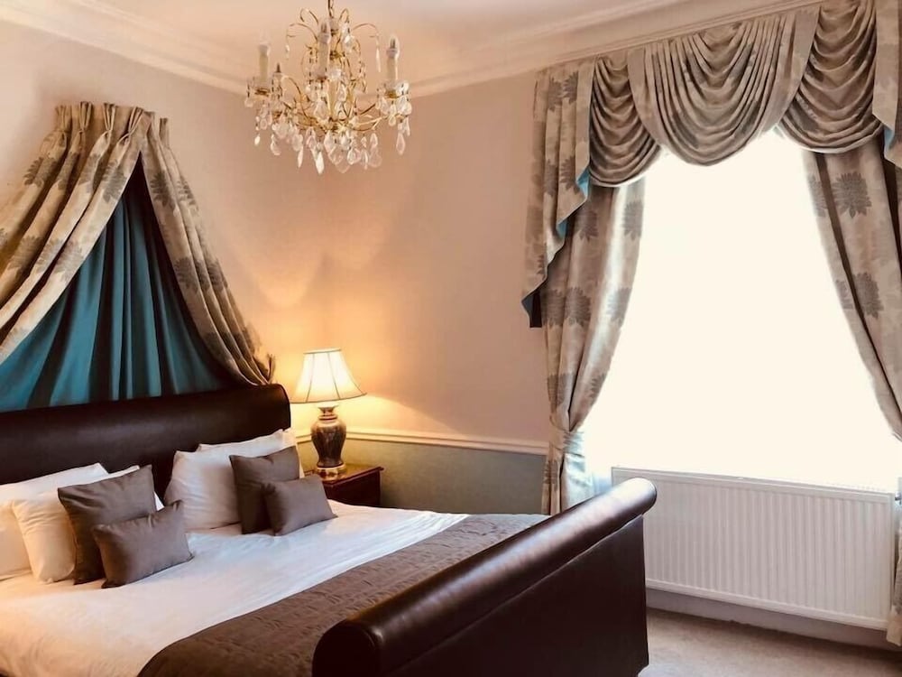 Royal Hotel Scarborough 46/74