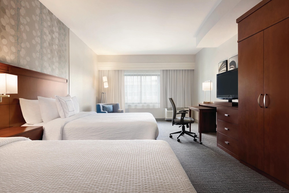 Courtyard by Marriott Charlotte Airport North 10/39