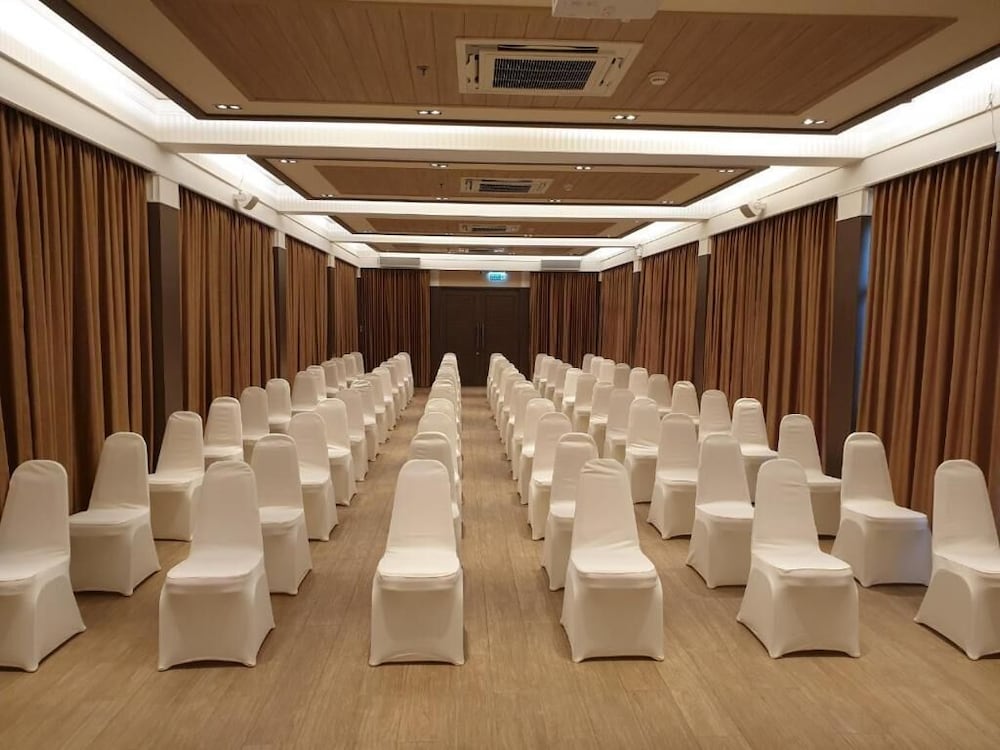 Swan Lake Hotel Sattahip 22/23