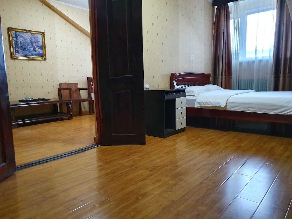Land Hotel 7/50