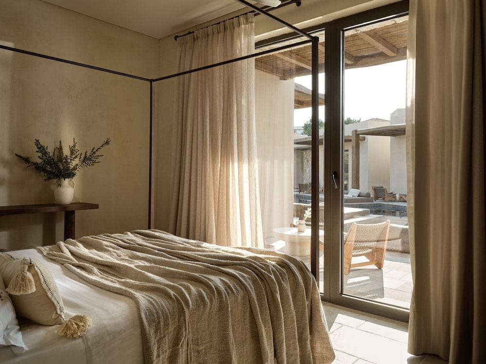 Deluxe, Suite, 1 Queen and 1 Single Bed, Shared Pool, Bathtub