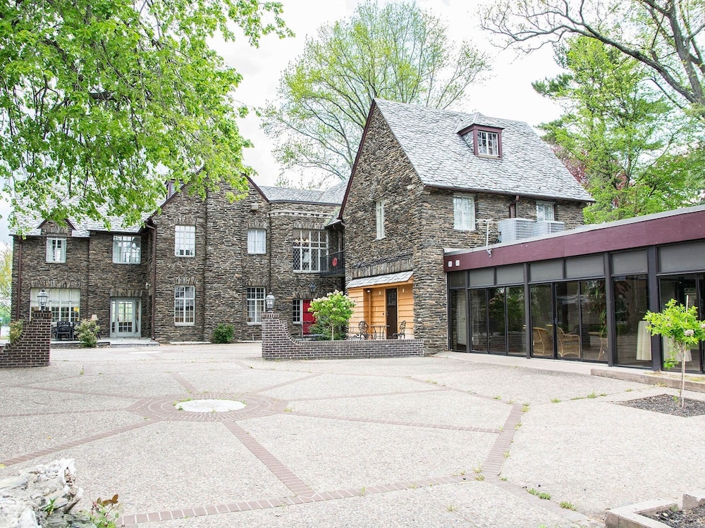 The Manor on Front 3/50