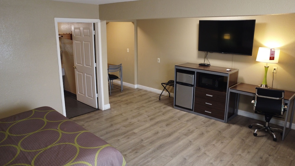 Super 8 By Wyndham Kingsville 25/47