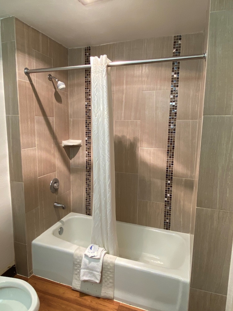 Guest House Inn Medical District near Texas Tech Univ 14/44