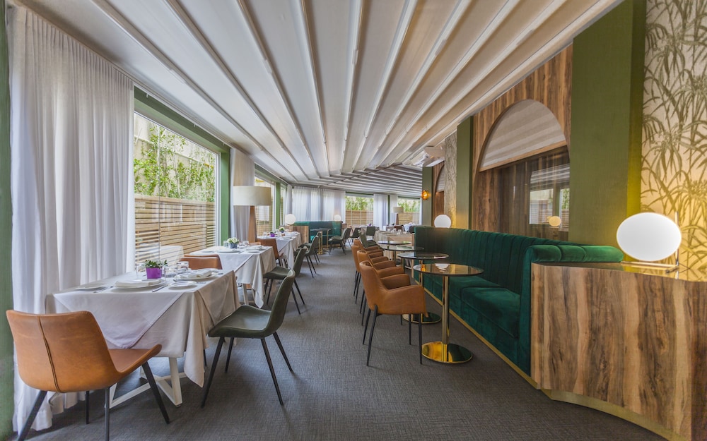 ADAM Hotel Suites 45/59