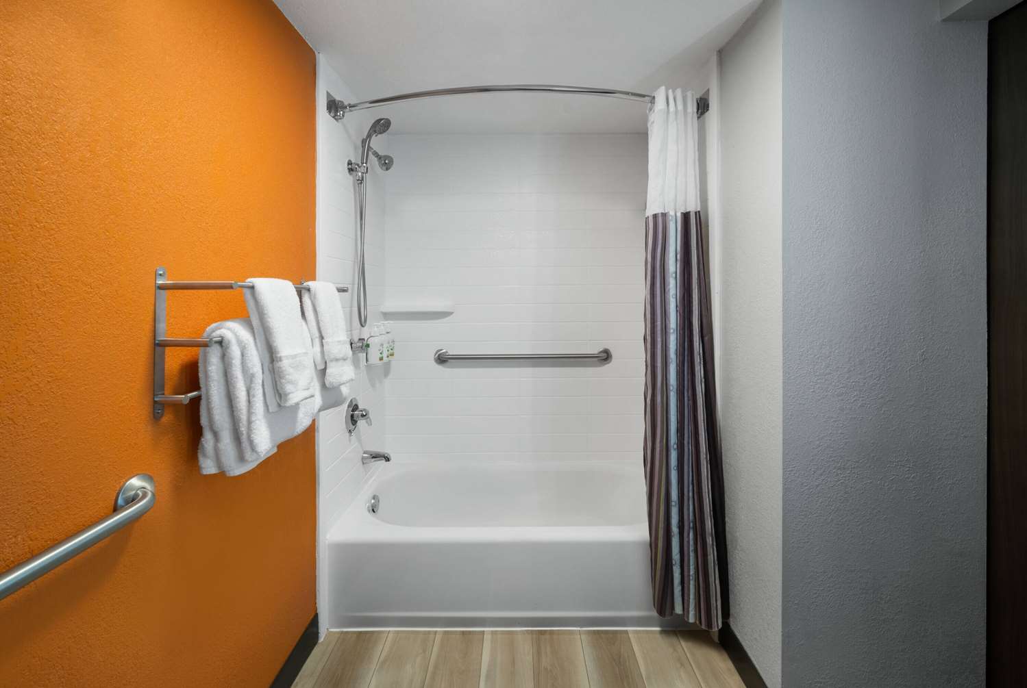 La Quinta Inn & Suites by Wyndham Greensboro NC 54/55