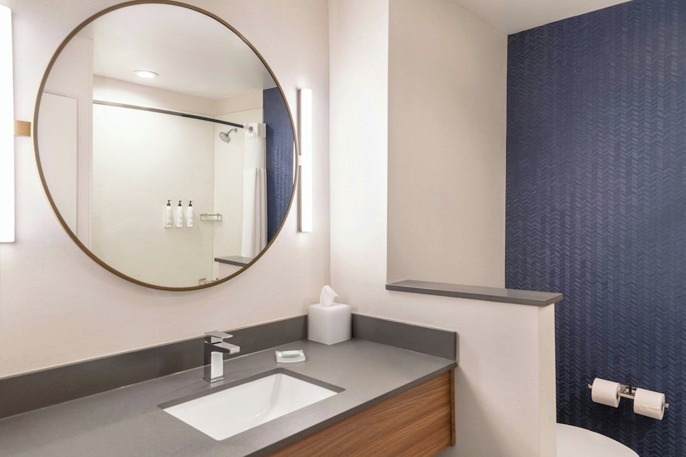 Fairfield Inn & Suites by Marriott Detroit Taylor 32/36