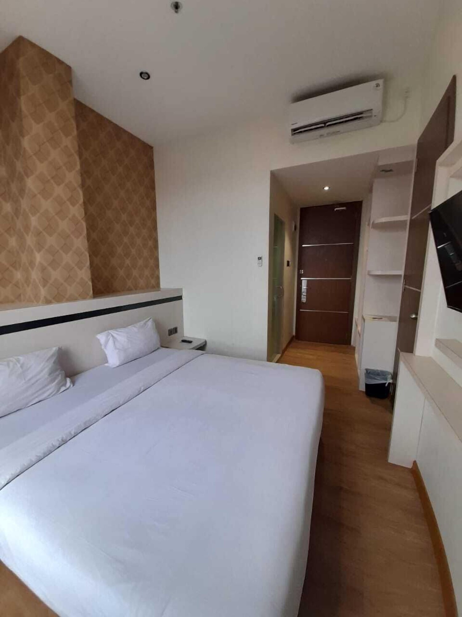 DELUXE, DOUBLE BED