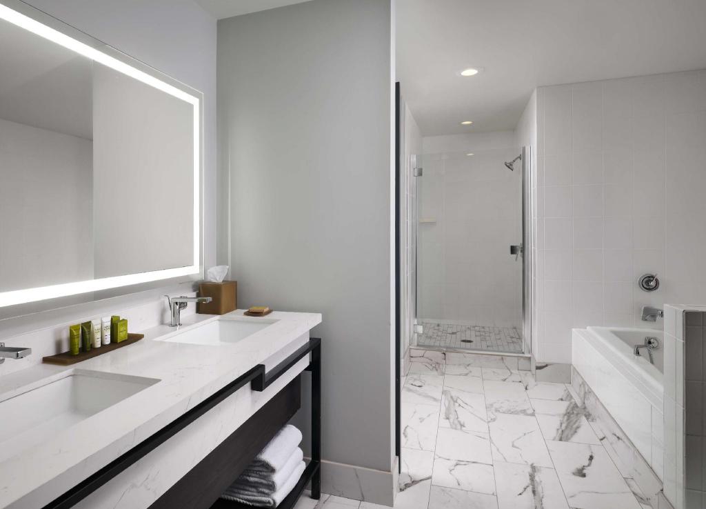 1 Bedroom, Regency, Suite, King Bed, Sofa, Bathtub، Hilton San Jose 2/2