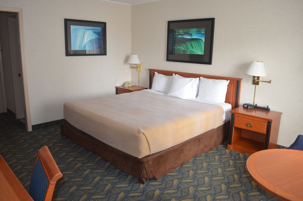 Travelodge by Wyndham Niagara Falls at the Falls 12/35