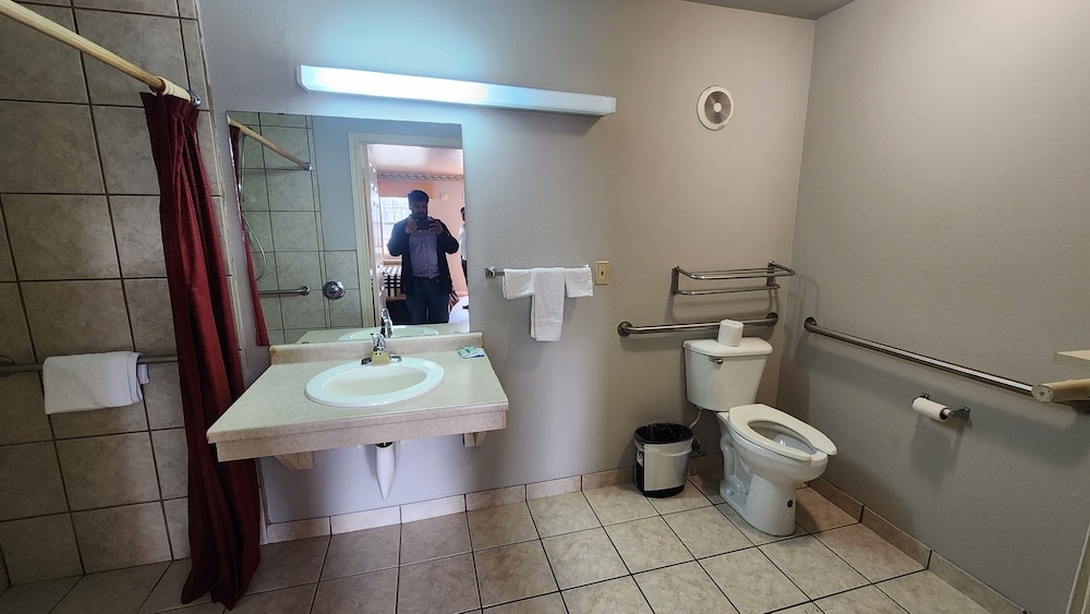 Benbrook Inn & Suites by Fort Worth I-20 31/34