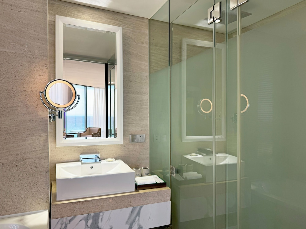 Deluxe, Twin Beds, City View, Holiday Beach Hotel Danang 10/10