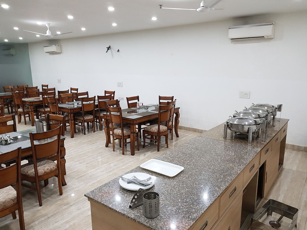 BlueNeck Sec 47 Near Medanta - The Medicity Gurugram 32/43