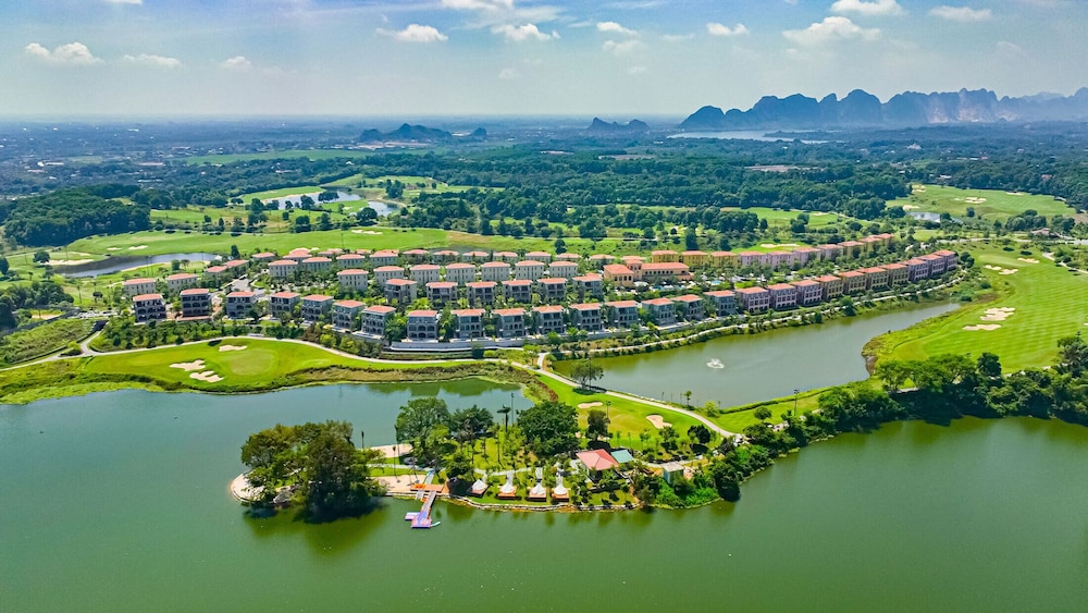 Wyndham Sky Lake Resort and Villas 48/50