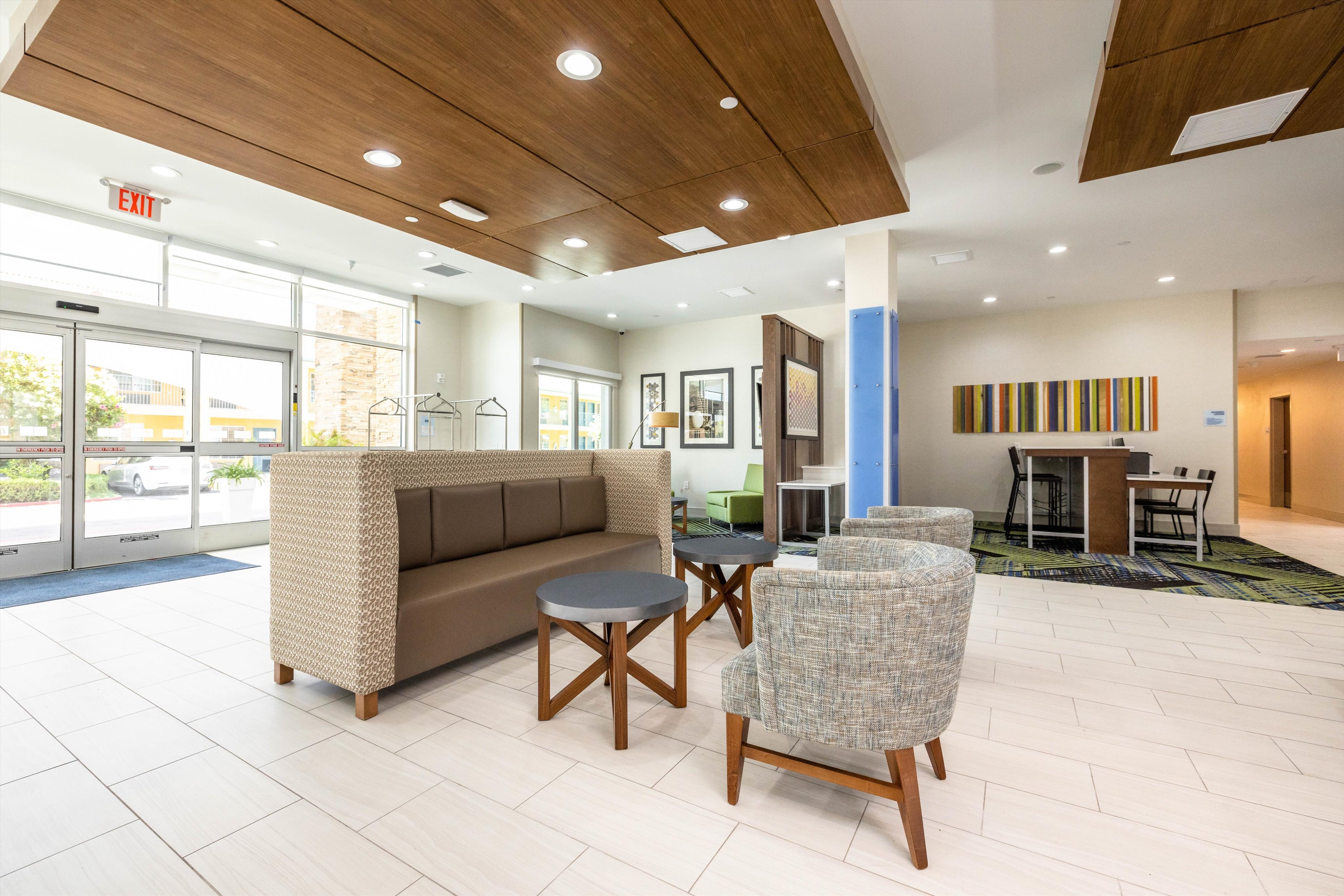 HOLIDAY INN EXPRESS AND SUITES SAN JOSE SILICON VALLEY 36/64