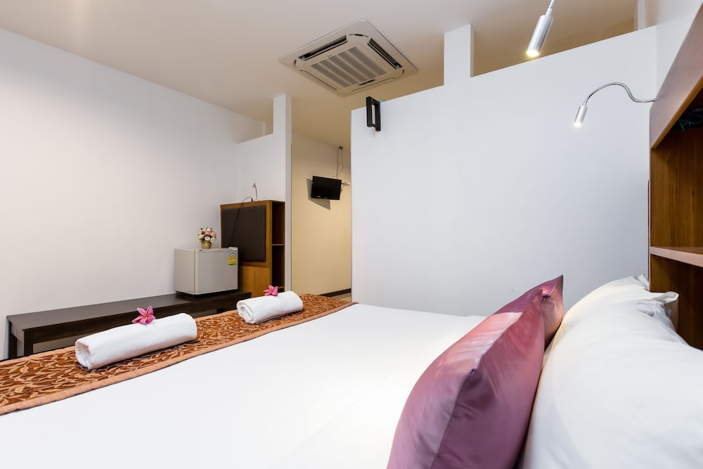 The Lantern Hostel Phuket 11/50