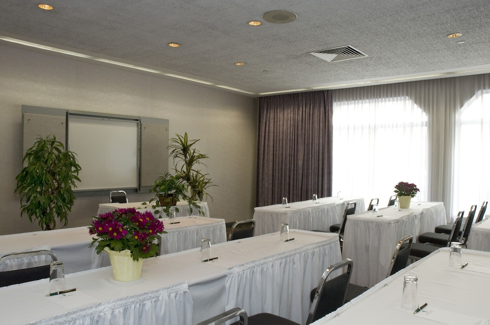 Cartier Place Suite Hotel 6/64