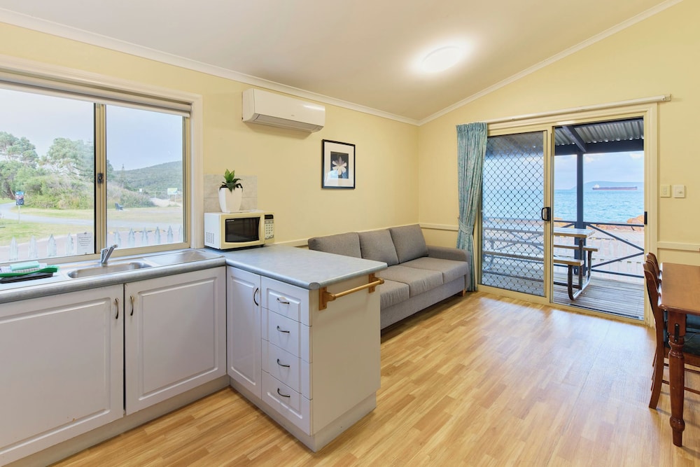 Acclaim Rose Gardens Beachside Holiday Park 15/50