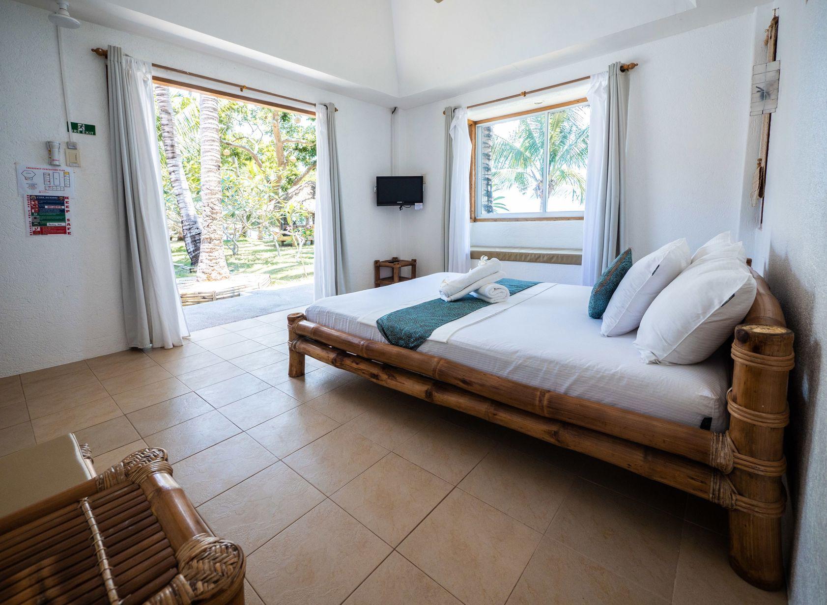 Superior, Twin Beds, Beach Front, Pool View