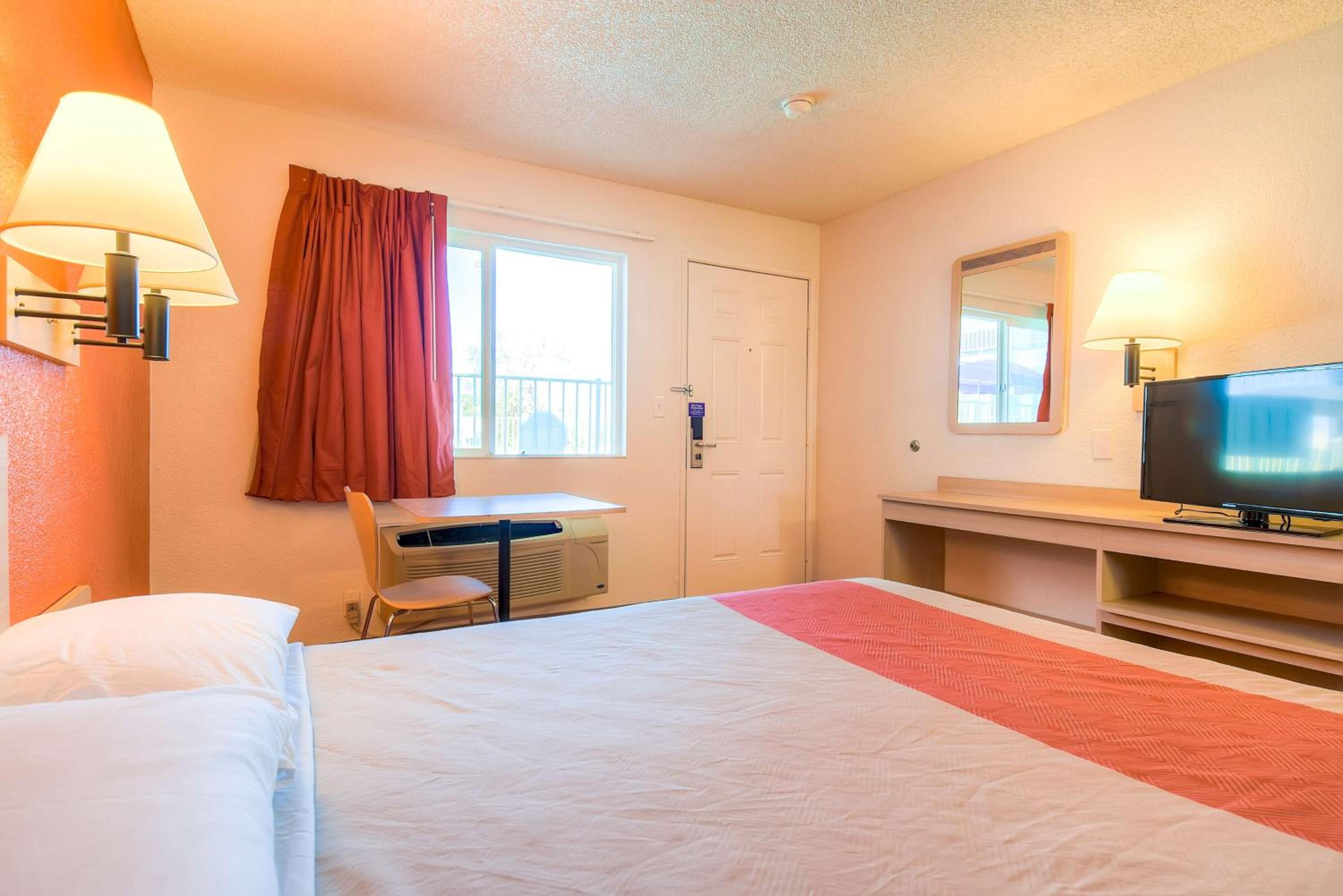 غرفة بسرير كوين، Motel6 Rancho Mirage CA Palm Springs 4/10