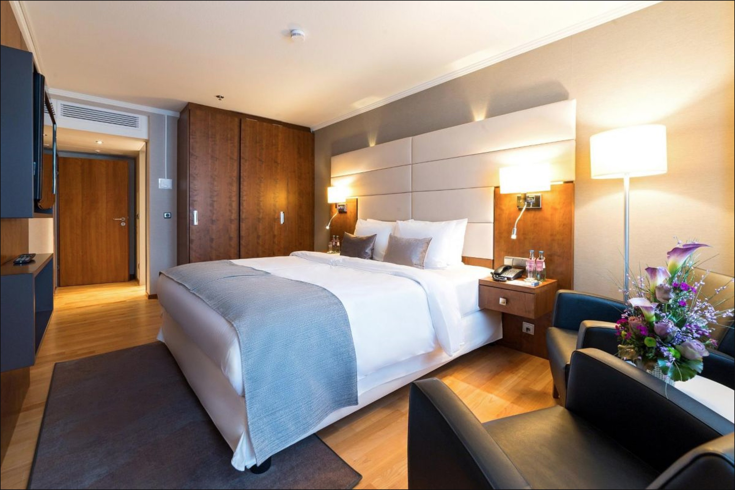Plaza, Crowne, Suite, King Bed