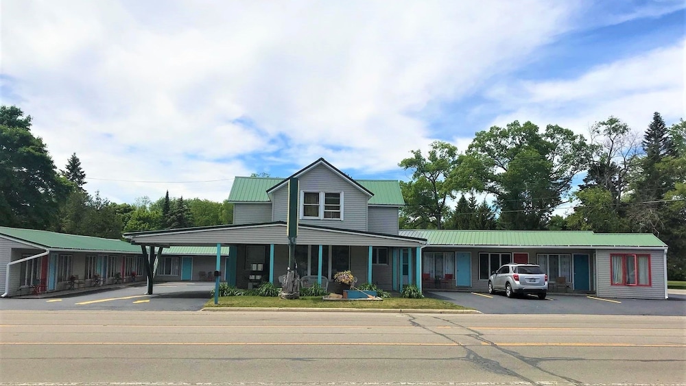 The Monarch Motel 3/17