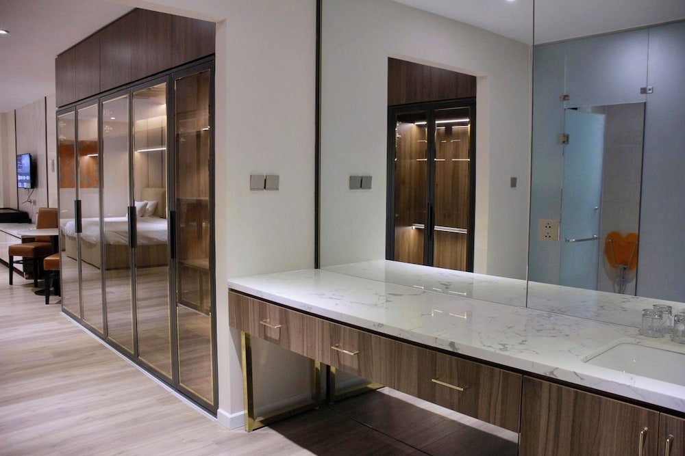 Lanura Apartments and Hotel 42/45