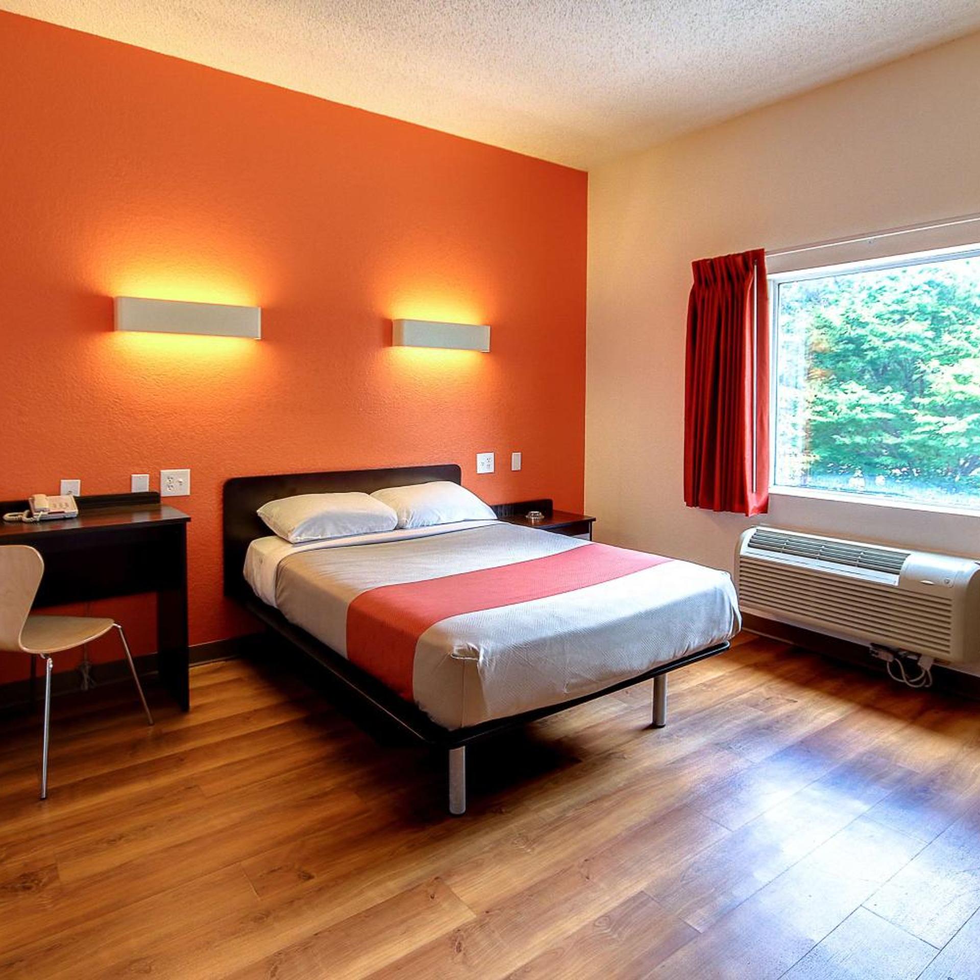 1 Queen Bed - ADA/RI Shower/Micfridge, Nsmk